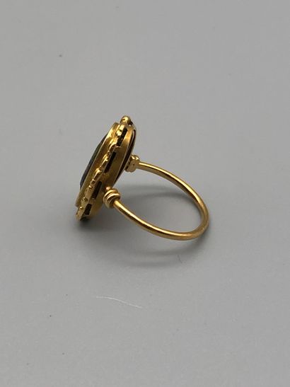 null Bague de forme marquise en or jaune 750 millièmes ornée d'un émail peint de...