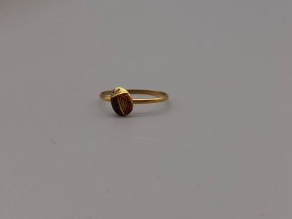 null Bague en or jaune 750 millièmes ornée d'un motif de coccinelle émaillé 0,8 g....