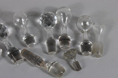 null lot de bouchon de carafes en cristal (certains abimés ou cassés)