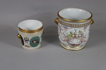 null 2 pots en porcelaine dont un grand (diam 18 et Ht 19) à décor doré de fruits,de...