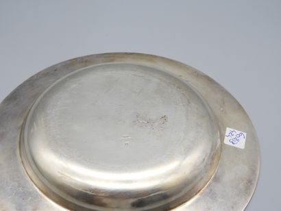 null Christofle, une assiette à bouillie en métal argenté bord martelé. D : 17cm