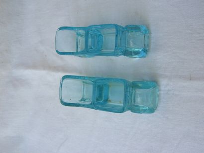 null Paire de salières en verre moulé bleu en forme de voitures, long: 11,5cm (7...