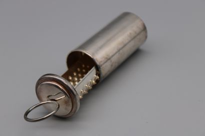 null Muscadier rond en tube et rappe, métal argenté, Haut : 11cm