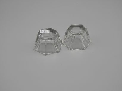 null BACCARAT, paire de salières en cristal modèle hexagonale. Hauteur 3cm