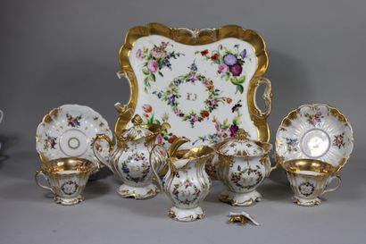 null Un service tête à tête en porcelaine en décor or et floral, Louis Philippe....