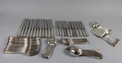null Partie de ménagère en métal argenté modèle rubans croisés, composée de 32 fourchettes,...