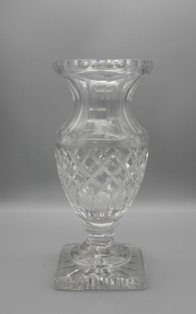 null Vase en cristal taillé de forme Médicis, base carré. H : 26cm (petit éclat)
A2...