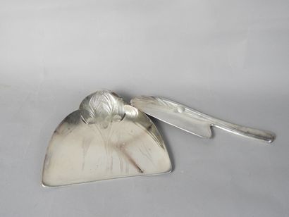 null Gallia, Collection " Pomme de pin", ramasse miettes et couteau en métal argenté...