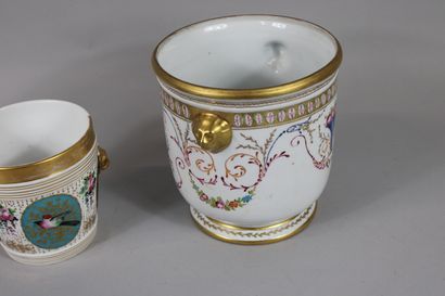 null 2 pots en porcelaine dont un grand (diam 18 et Ht 19) à décor doré de fruits,de...