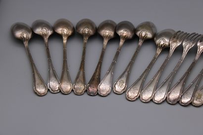 null Ercuis, partie de ménagère en métal argenté comprenant 8 cuillères et 11 fo...