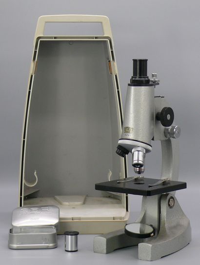 Microscope à revolver à trois optiques, avec...