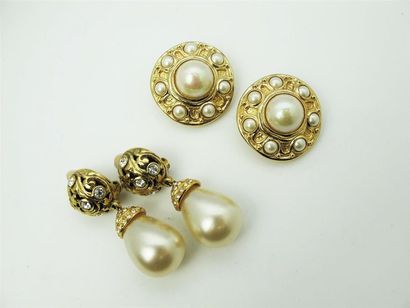 null Christian DIOR
Two pairs of gold metal earrings decorated with pearly pearls...