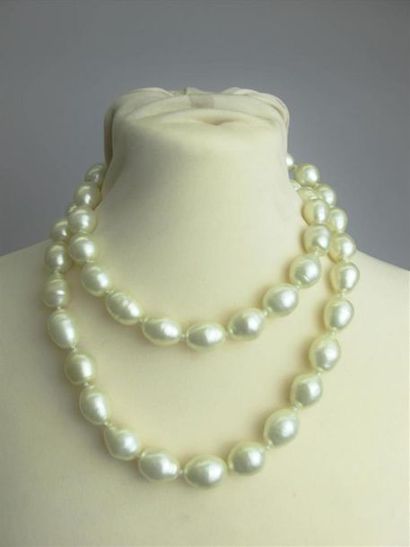 null CHANEL
Sautoir en perles de verre nacré de forme oblongue. Signé Chanel made...