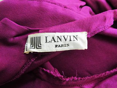 null LANVIN Paris
Robe du soir en soie violette, manches courtes et col évasé, ceinture...