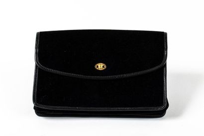 null CELINE Paris
Trois pochettes en tissu blanc et cuir noir, une en velours et...