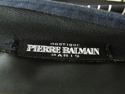 null Pierre BALMAIN Paris Boutique
Robe du soir en soie noire avec un voile imprimé...