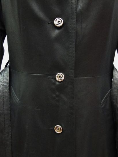 null Pierre CARDIN Paris Création
Trench coat noir ceinturé en cuir, boutons monogrammés...