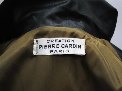 null Pierre CARDIN Paris Création
Trench coat noir ceinturé en cuir, boutons monogrammés...