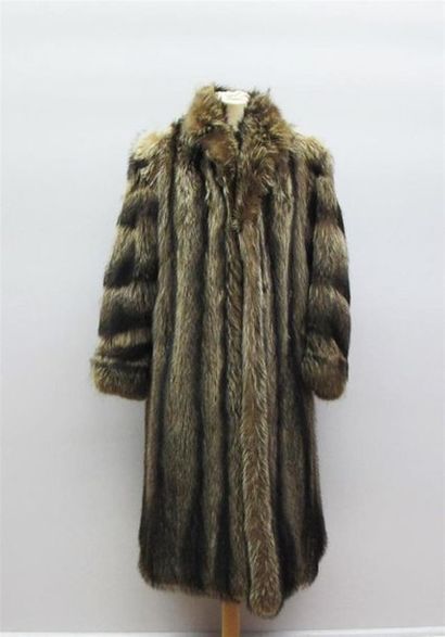 null LITZ Paris Long wolf
coat, two patch pockets, closes with three clips. Brown...