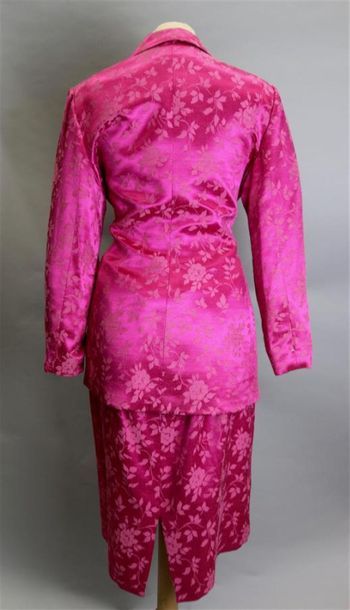 null Yves SAINT LAURENT Variation
Tailleur jupe rose fushia avec motif de fleur bouton...