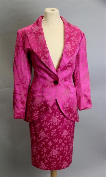 null Yves SAINT LAURENT Variation
Tailleur jupe rose fushia avec motif de fleur bouton...