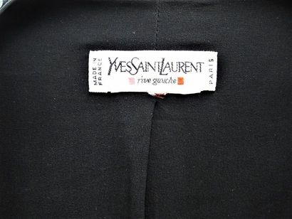 null YVES SAINT LAURENT Rive Gauche, 
Tailleur jupe brodé de sequins noirs, double...