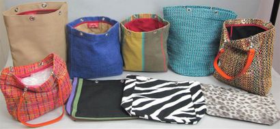 null UN JOUR UN SAC 
Ensemble de vingt-trois sacs de différents modèles, couleurs...