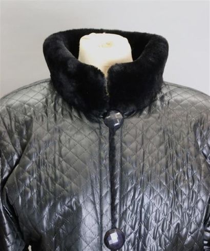 null YVES SAINT LAURENT
Manteau 3/4 matelassé en cuir noir, doublure intérieur en...