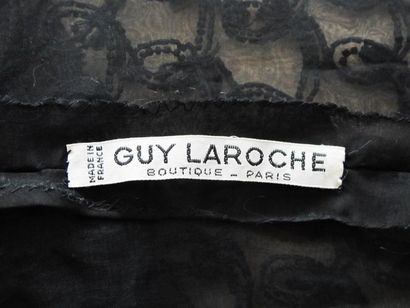 null Guy LAROCHE Boutique-Paris
Haut noir en organza brodé en forme de goute, fermeture...