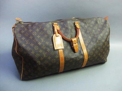 null LOUIS VUITTON Paris
"keepall 60" bag in coated canvas LV and natural cow, zippered,...