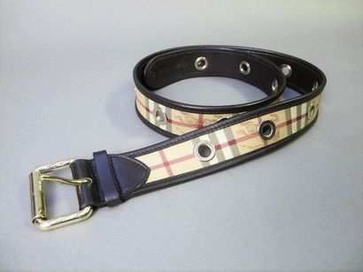 null BURBERRY 
Maroon leather belt with tartan print, brass buckle.
Size 90 