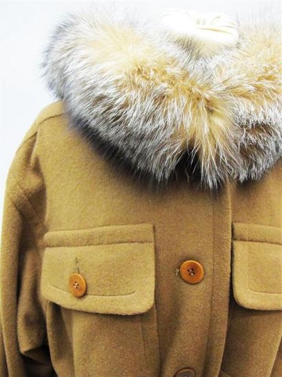 null CELINE Paris
Duffel Coat marron en laine, 4 poches à rabats, manches longues,...