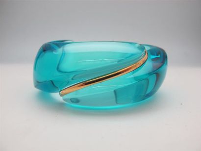 null BACCARAT
Deux bracelets ouverts modèle "coquillage" en cristal coloré bleu turquoise...