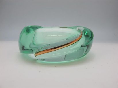 null BACCARAT
Deux bracelets ouverts modèle "coquillage" en cristal coloré bleu turquoise...