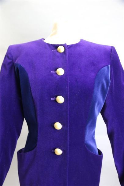 null YVES SAINT LAURENT Variation
Purple velvet jacket with night blue velvet side...