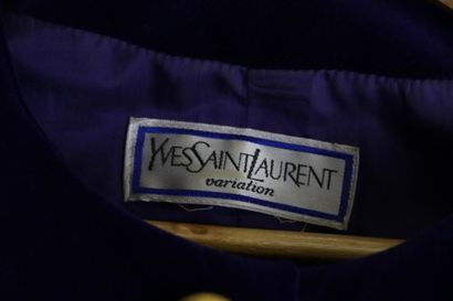 null YVES SAINT LAURENT Variation
Veste en velours violet avec empiècement latéraux...