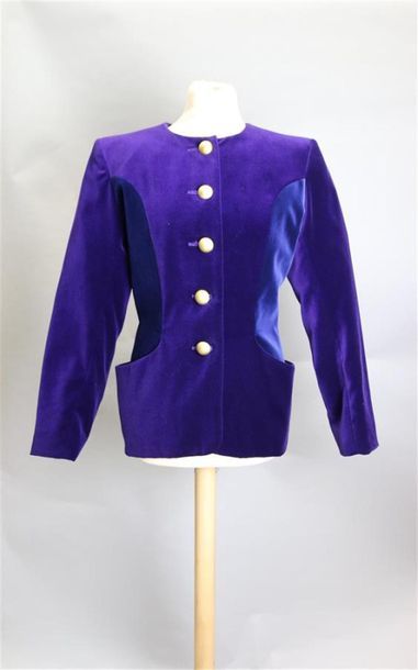 null YVES SAINT LAURENT Variation
Purple velvet jacket with night blue velvet side...