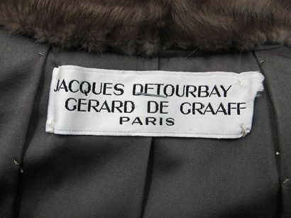 null Jacques DETOURBAY et Gérard de GRAAFF Paris
Manteau long en vison et cuir gris,...