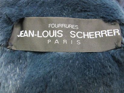 null Jean-Louis SCHERRRER Paris
Parka bleu marine, col en fourrure de renard bleu,...