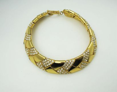 null YVES SAINT LAURENT
Gold plated metal raz necklace with chevron meshes alternating...