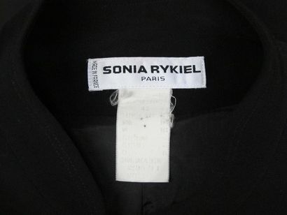null Sonia RYKIEL
Veste longue noire en laine avec 4 poches sur le devant, boutons...