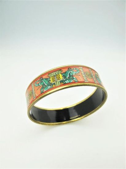 null HERMES Paris
Bracelet en émail à décor polychrome d'éléphants.
D: 6,5 cm - L...