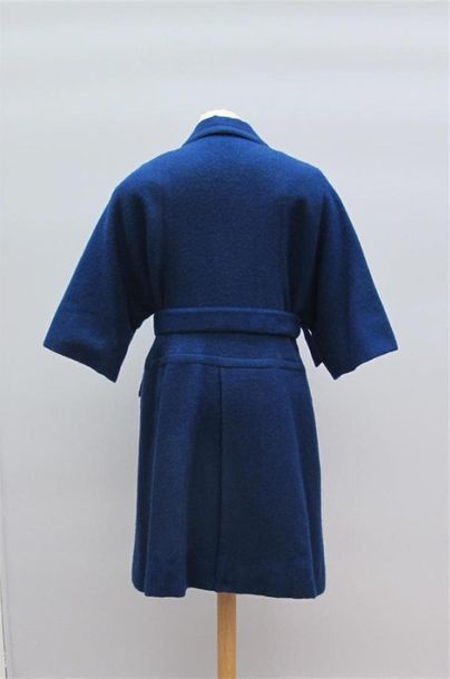 null Pierre BALMAIN Paris, "Florilége" 
Manteau bleu en laine, manche Kimono, deux...