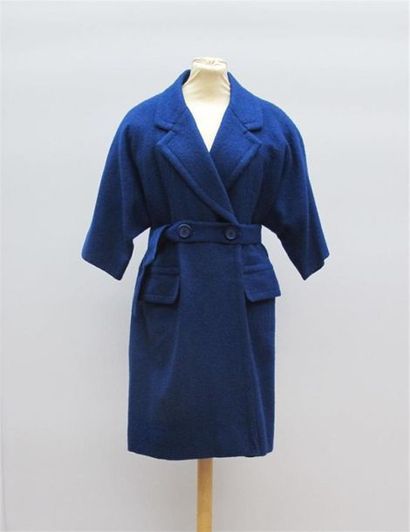 null Pierre BALMAIN Paris, "Florilége" 
Manteau bleu en laine, manche Kimono, deux...