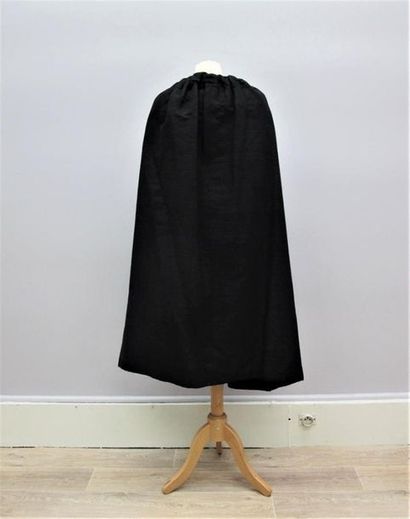 null BALENCIAGA Haute Couture circa 1962
Cape d'opéra noire se nouant avec un noeud...