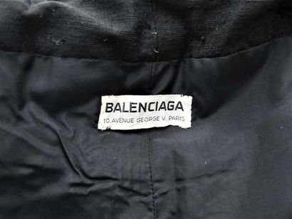 null BALENCIAGA Haute Couture circa 1962 Black opera
cape knotted with a black satin...
