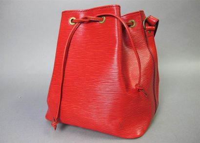 null LOUIS VUITTON
Sac modèle "Noé" en cuir épis rouge, doublé de suédine noir, fermeture...