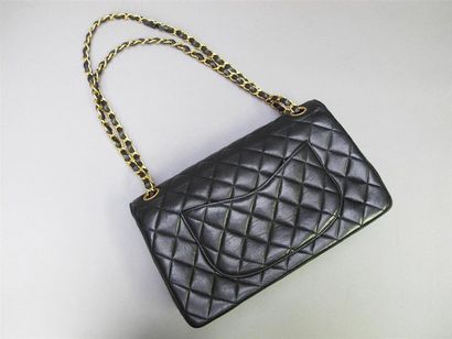 null CHANEL Paris
Classic black lamb bag, double flap closure, leather chain interlaced...