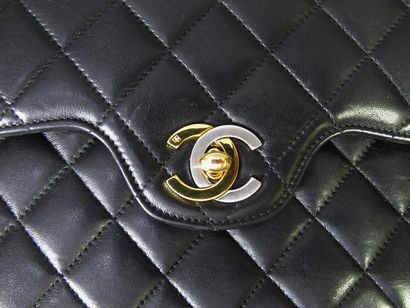 null CHANEL Paris
Classic black lamb bag, double flap closure, leather chain interlaced...