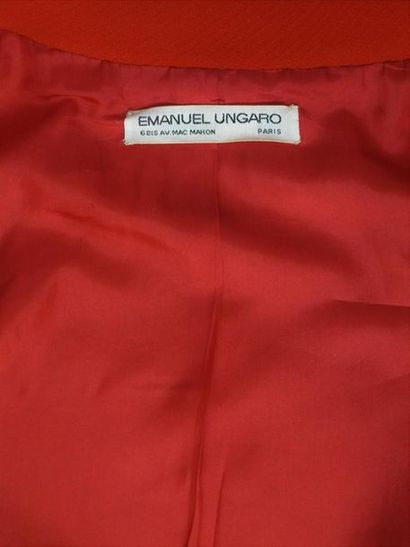 null Emanuel UNGARO Haute Couture Circa 1965
Manteau rouge en drap de laine, deux...